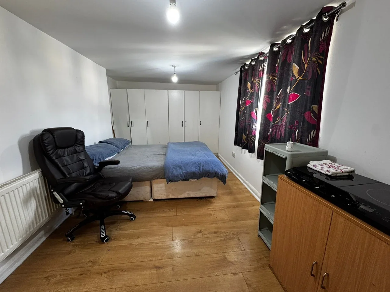 Flat Lavender Avenue in Greater London