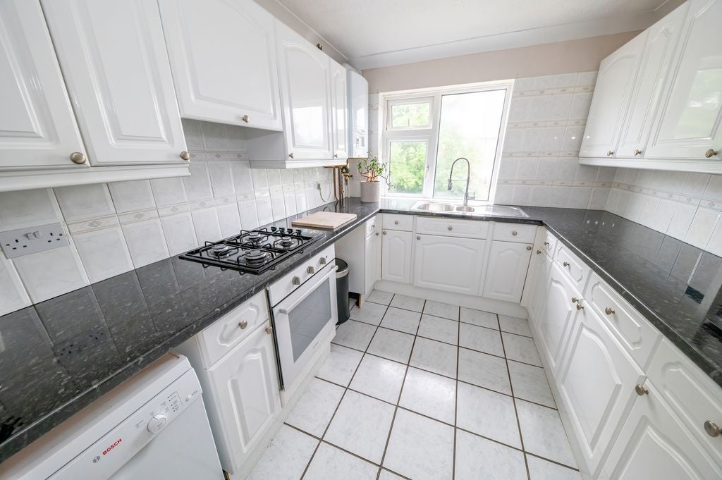 Flat Holman Close in Havant