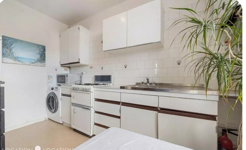 Room Leatherhead Close in Greater London