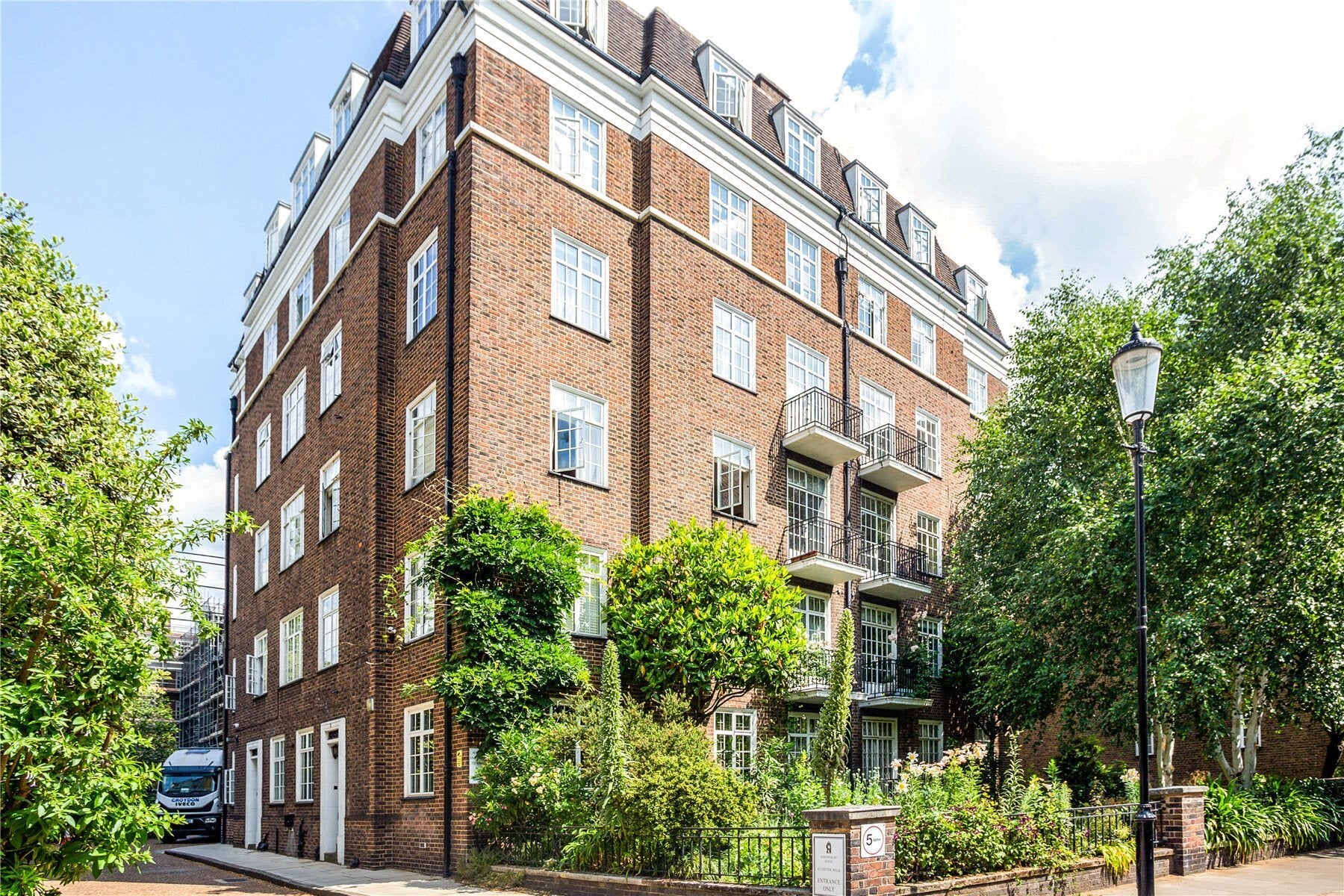 Flat Cheyne Walk in Greater London