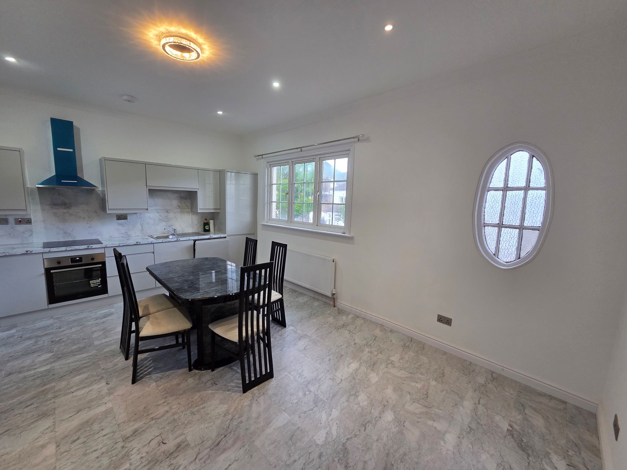 Flat Beatrice Avenue in Greater London