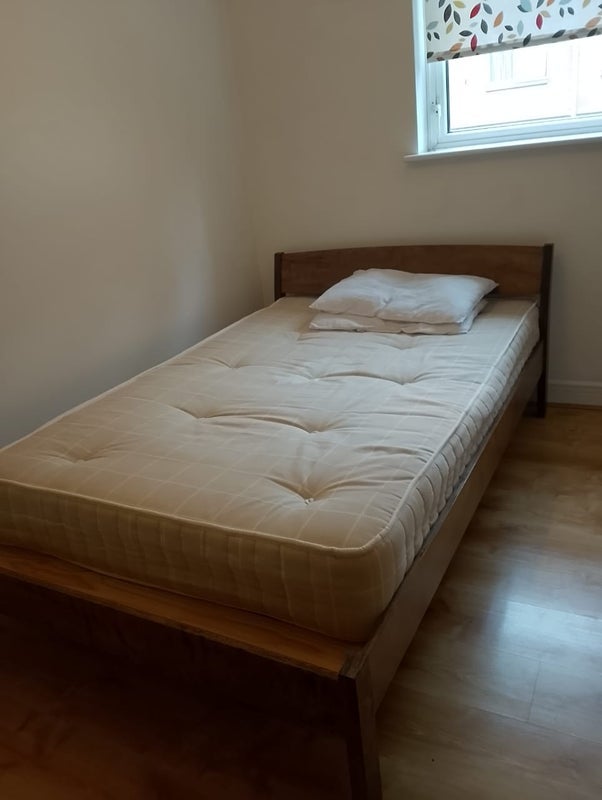 Room Newport Avenue in Greater London