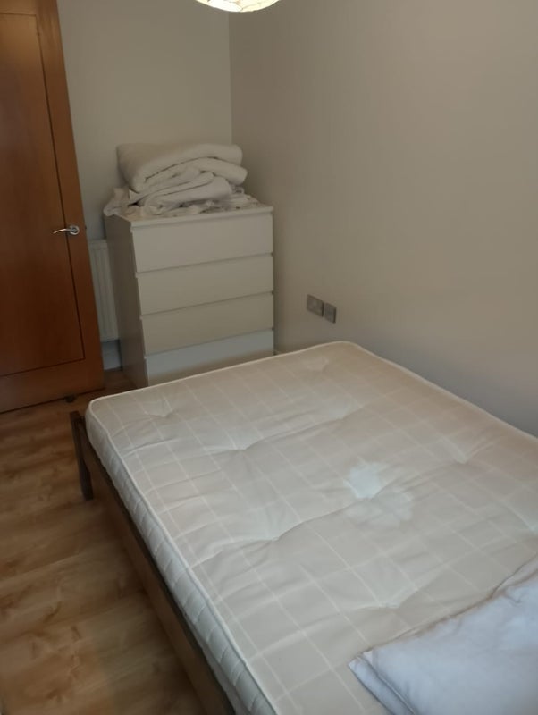 Room Newport Avenue in Greater London