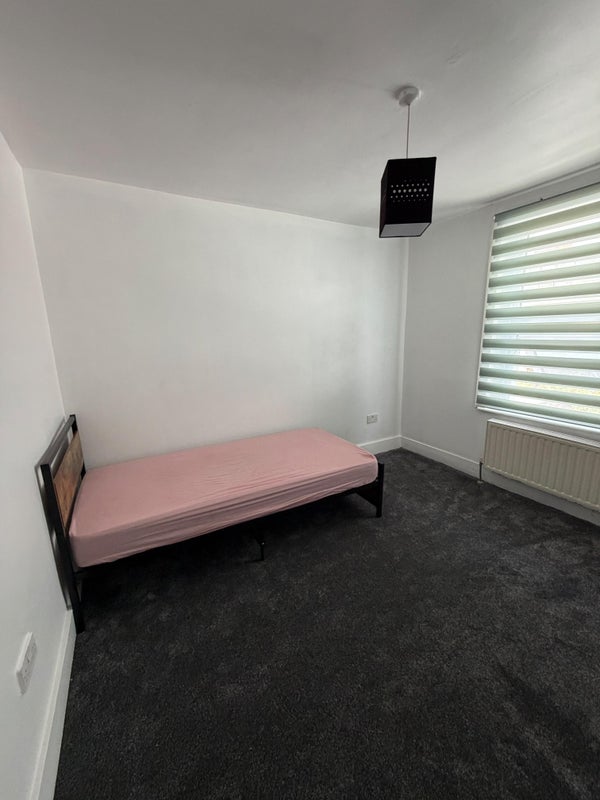 Room Farmer Road in Greater London