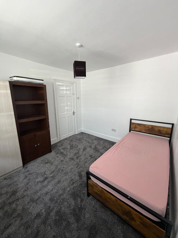 Room Farmer Road in Greater London