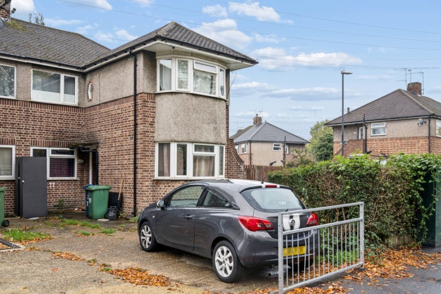 Flat Elmgrove Road in Greater London