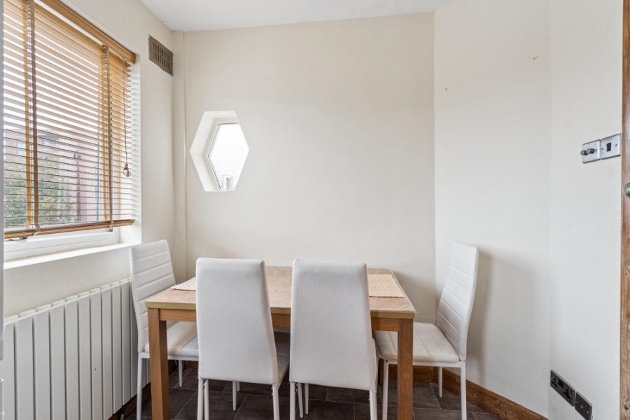 Flat Elmgrove Road in Greater London