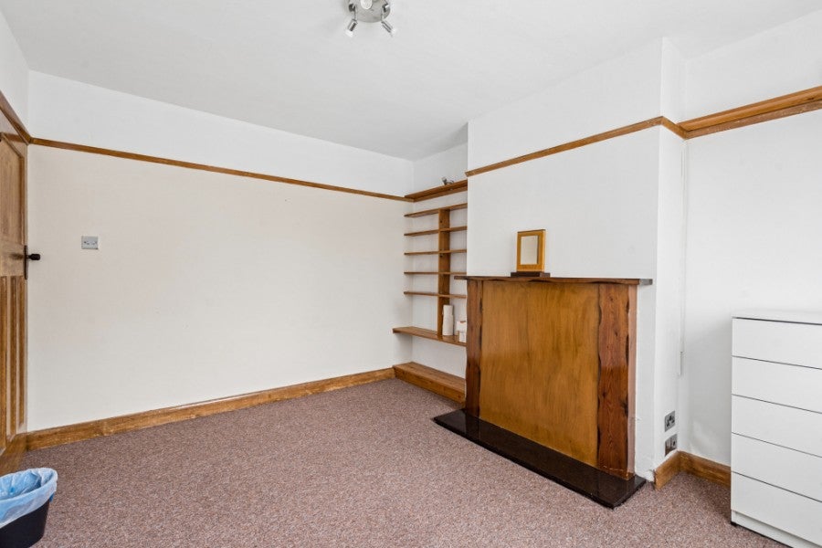 Flat Elmgrove Road in Greater London