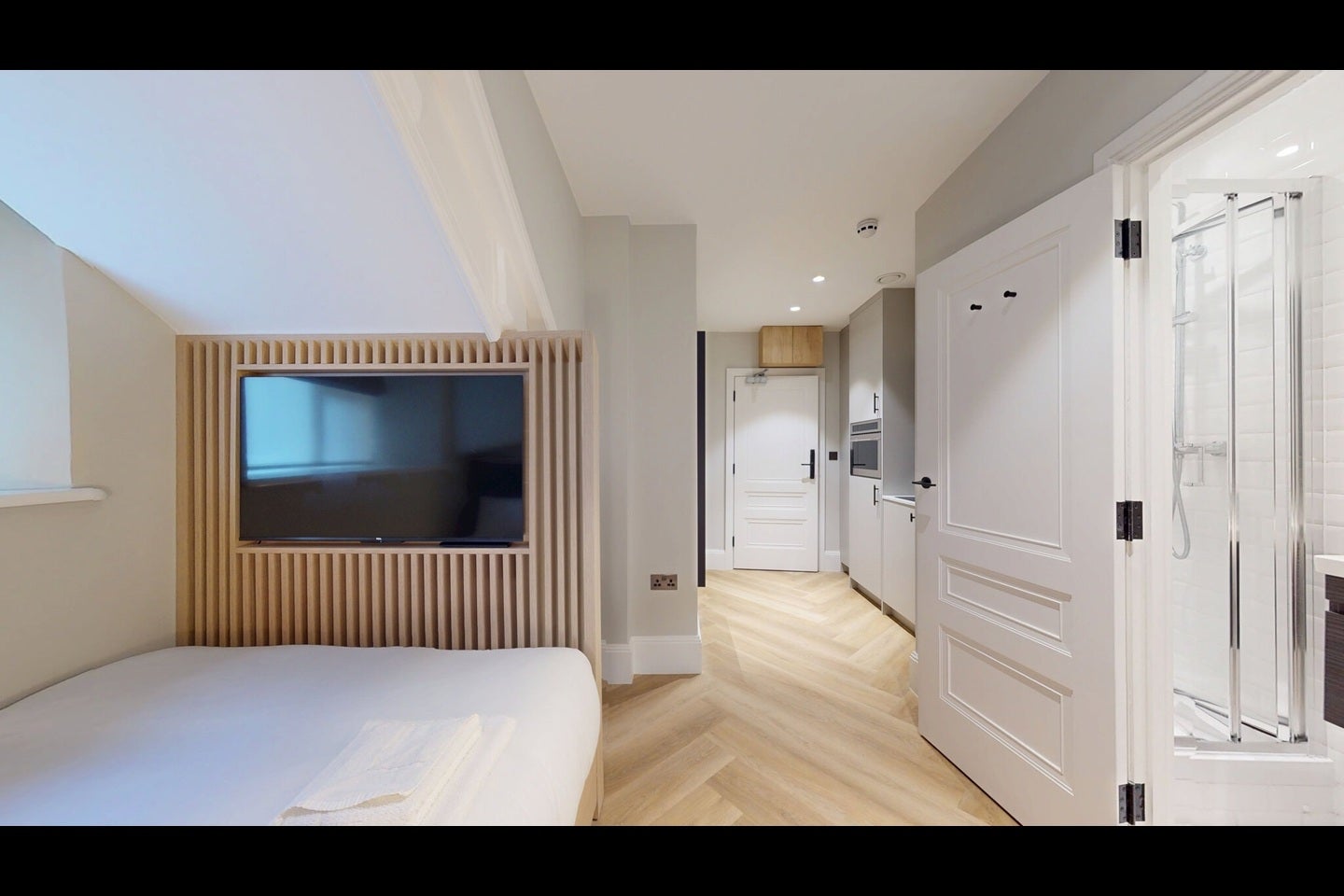 Flat Draycott Avenue in Greater London