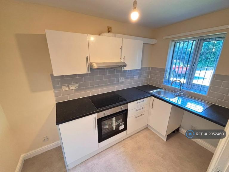 Flat Berkeley Crescent in Tameside