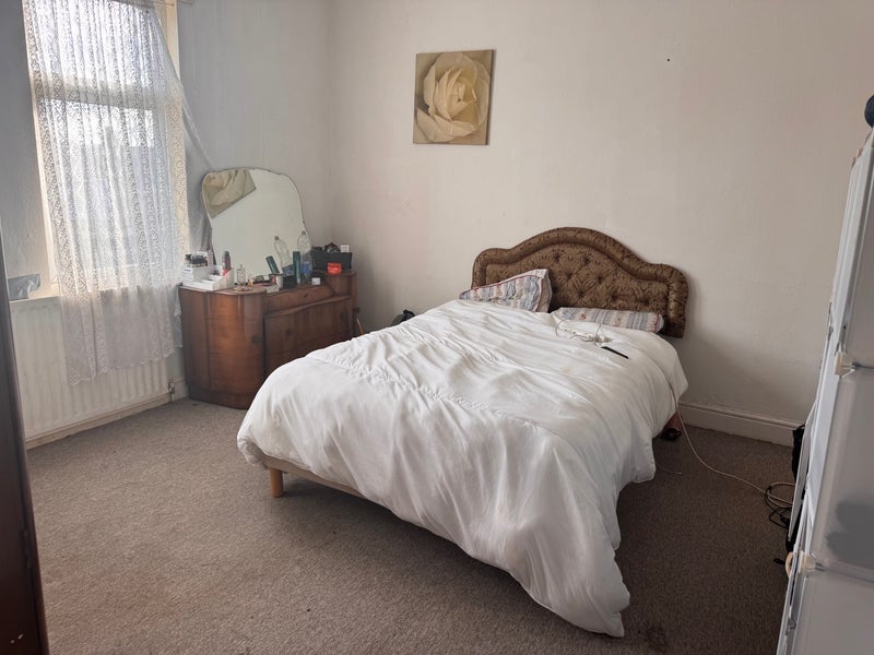 Room Camp Hill Road in Nuneaton and Bedworth