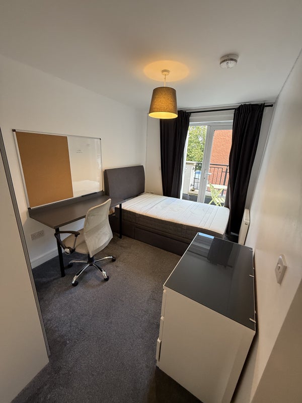 Room East Fields Road in Bristol