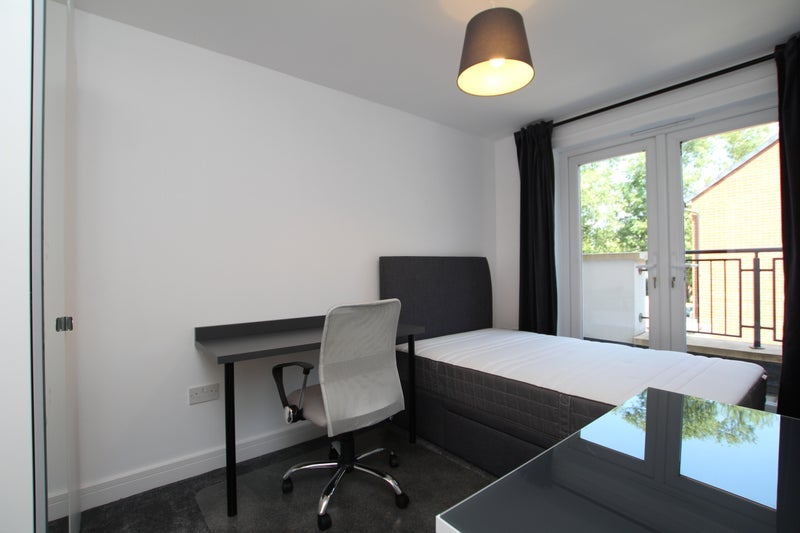 Room East Fields Road in Bristol