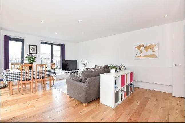 Flat Mostyn Road in Greater London