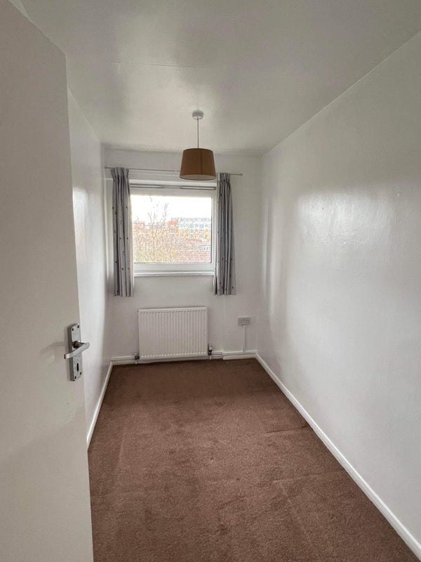 Room Alma Street in Greater London