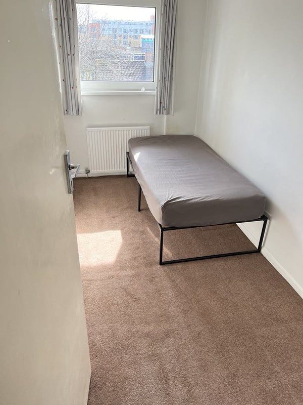Room Alma Street in Greater London