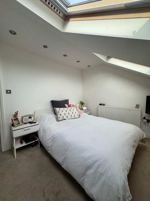Room Vant Road in Greater London