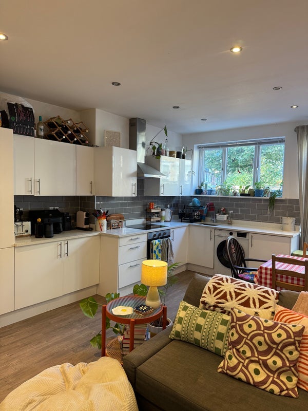 Room Vant Road in Greater London