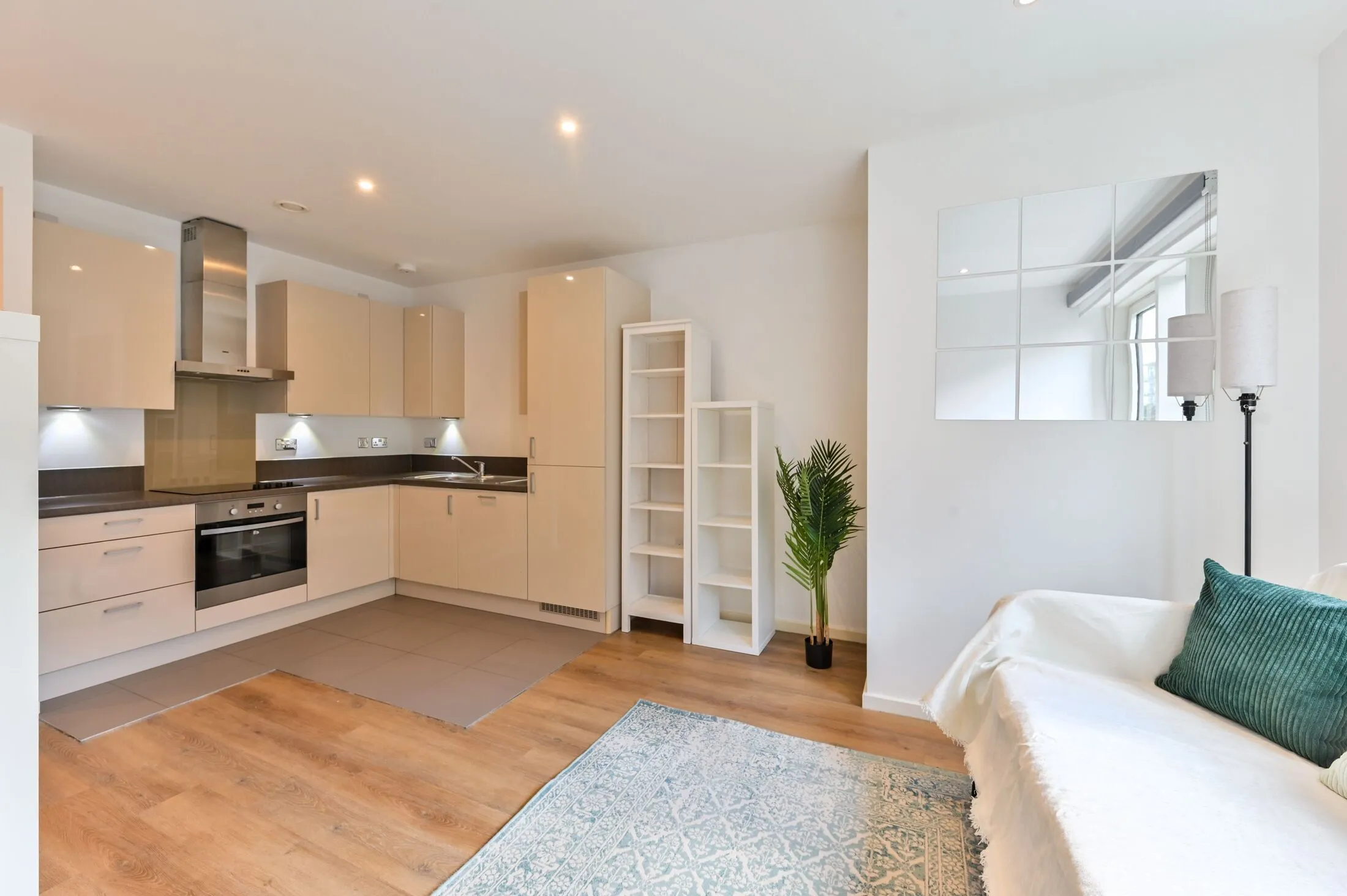 Flat Juniper Drive in Greater London