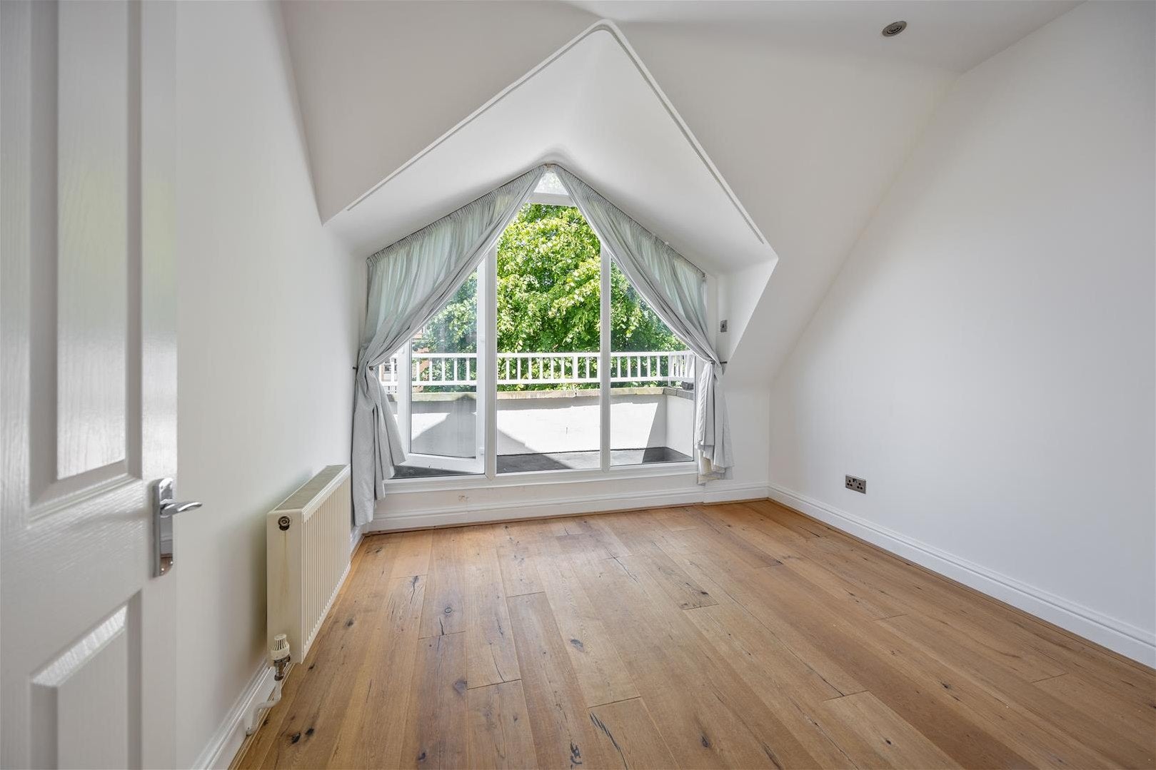 Flat Broadhurst Gardens in Greater London