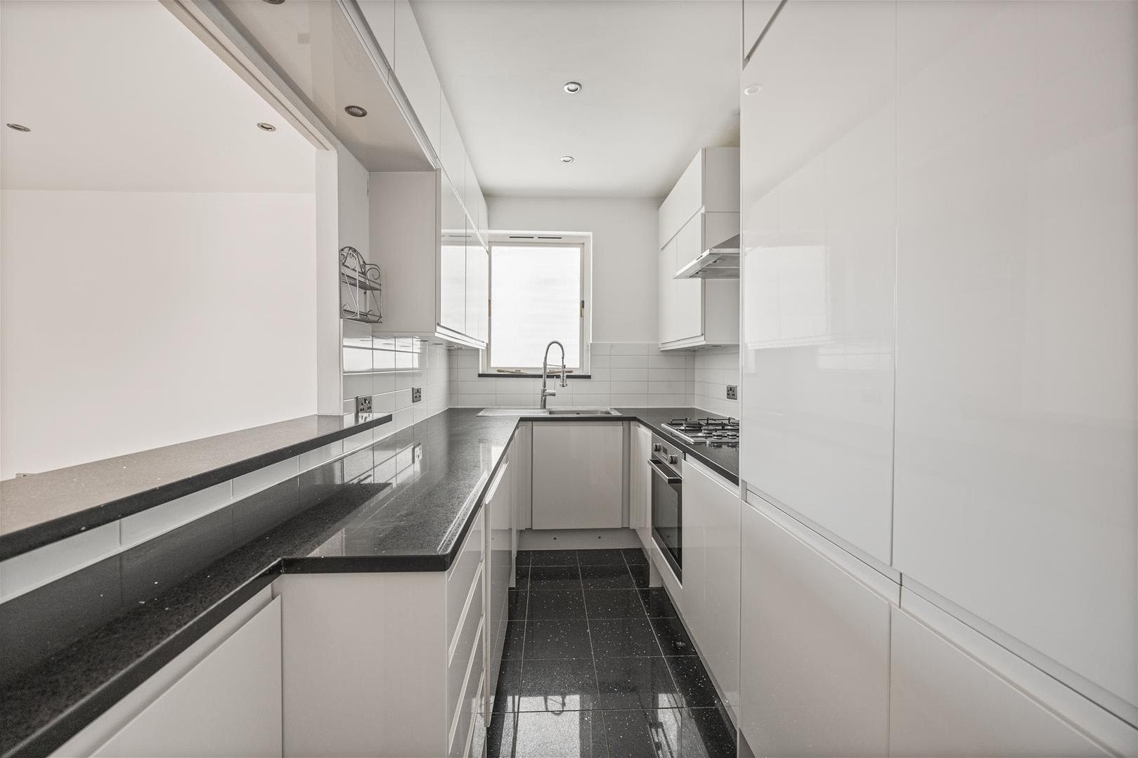 Flat Broadhurst Gardens in Greater London