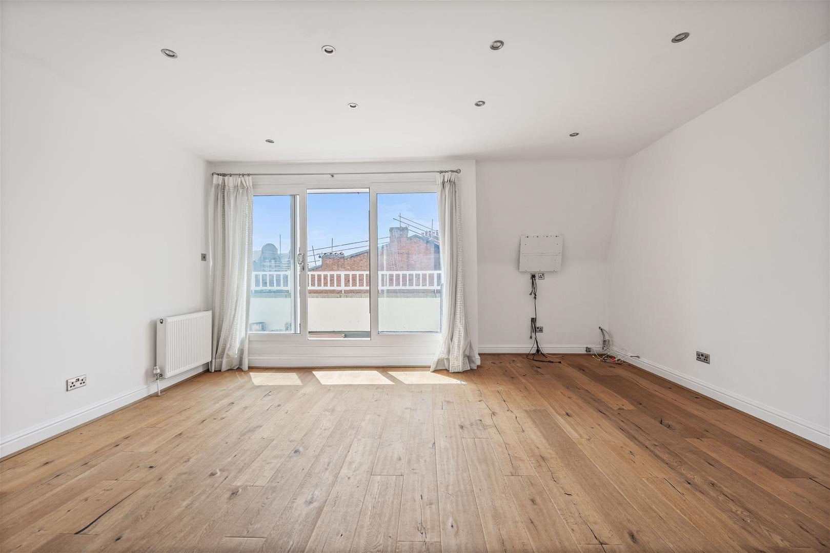 Flat Broadhurst Gardens in Greater London