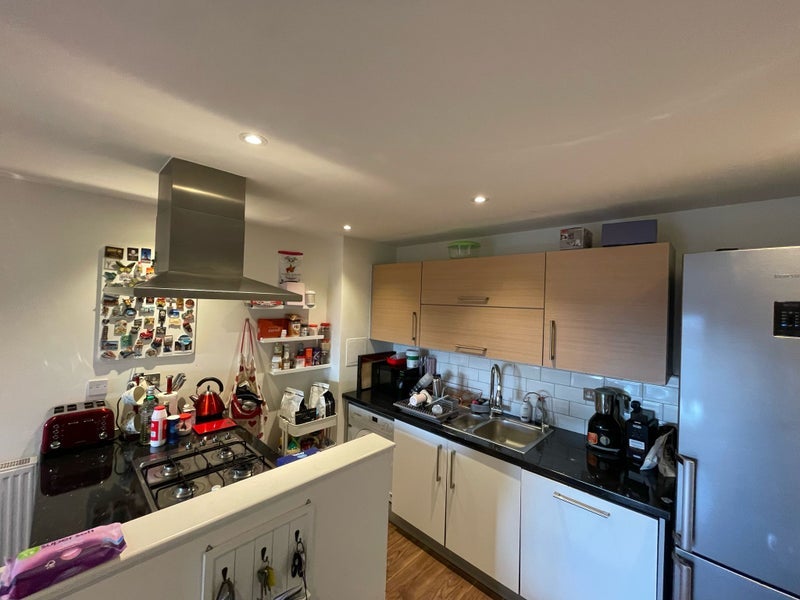 Room Commercial Road in Greater London