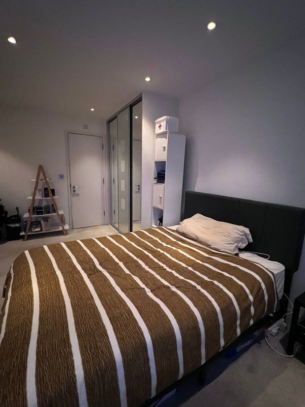 Room Commercial Road in Greater London