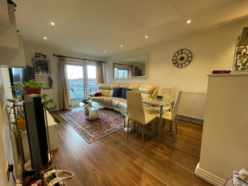 Room Commercial Road in Greater London