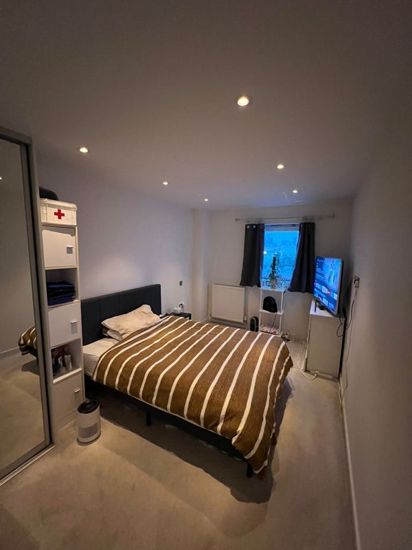 Room Commercial Road in Greater London