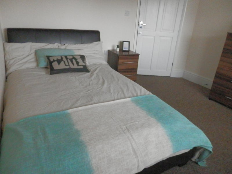 Room Ferndale Road in Bristol