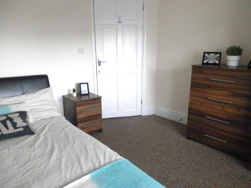 Room Ferndale Road in Bristol