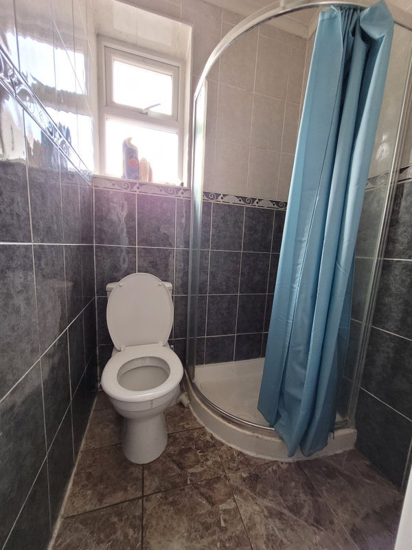 Room Dunmow Road in Greater London