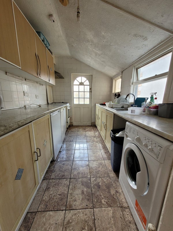 Room Dunmow Road in Greater London