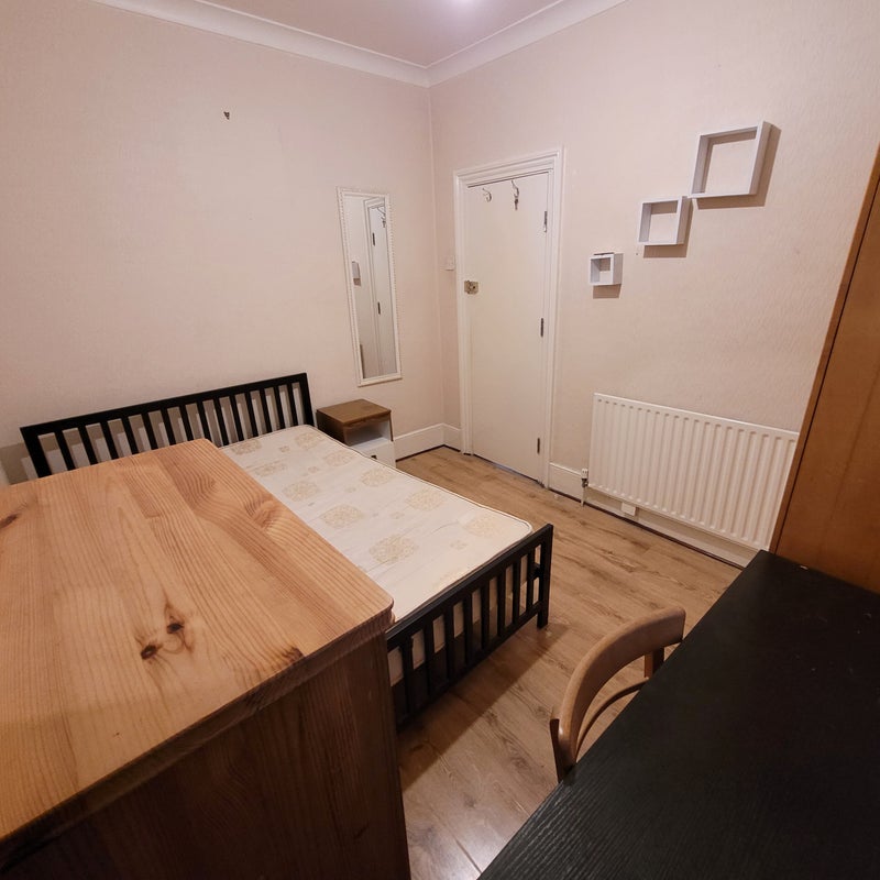 Room Dunmow Road in Greater London