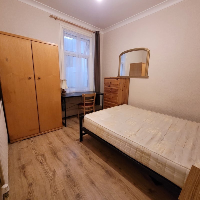 Room Dunmow Road in Greater London