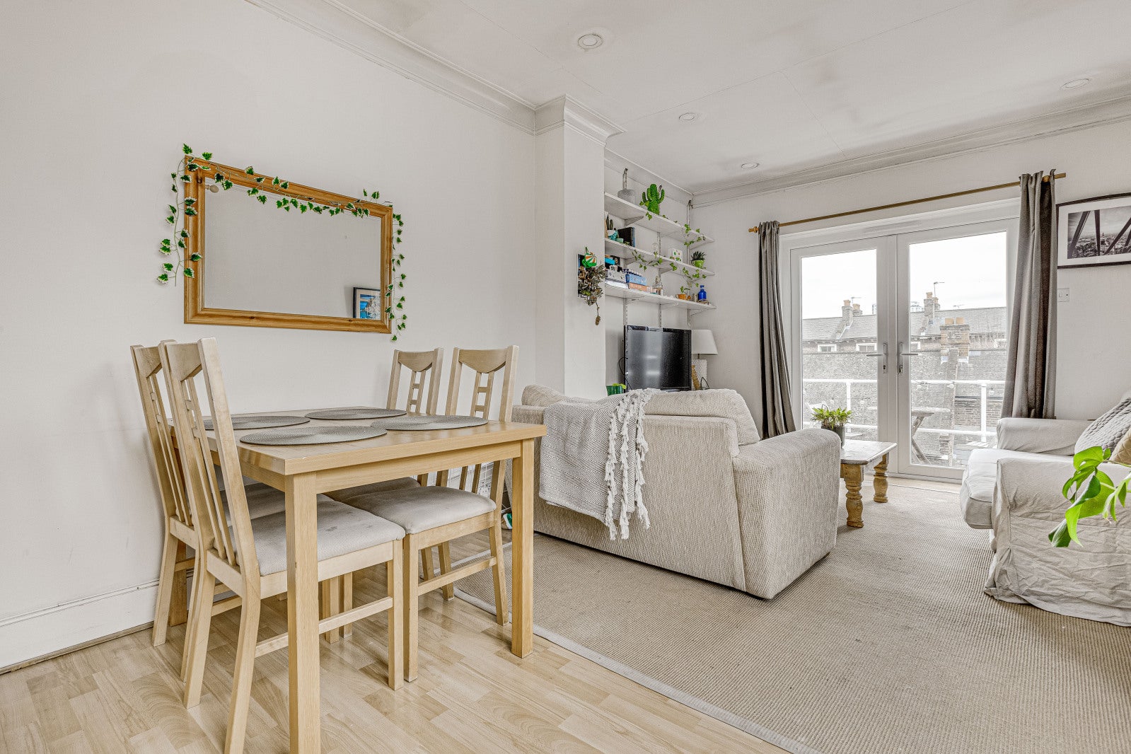 Flat Queenstown Road in Greater London
