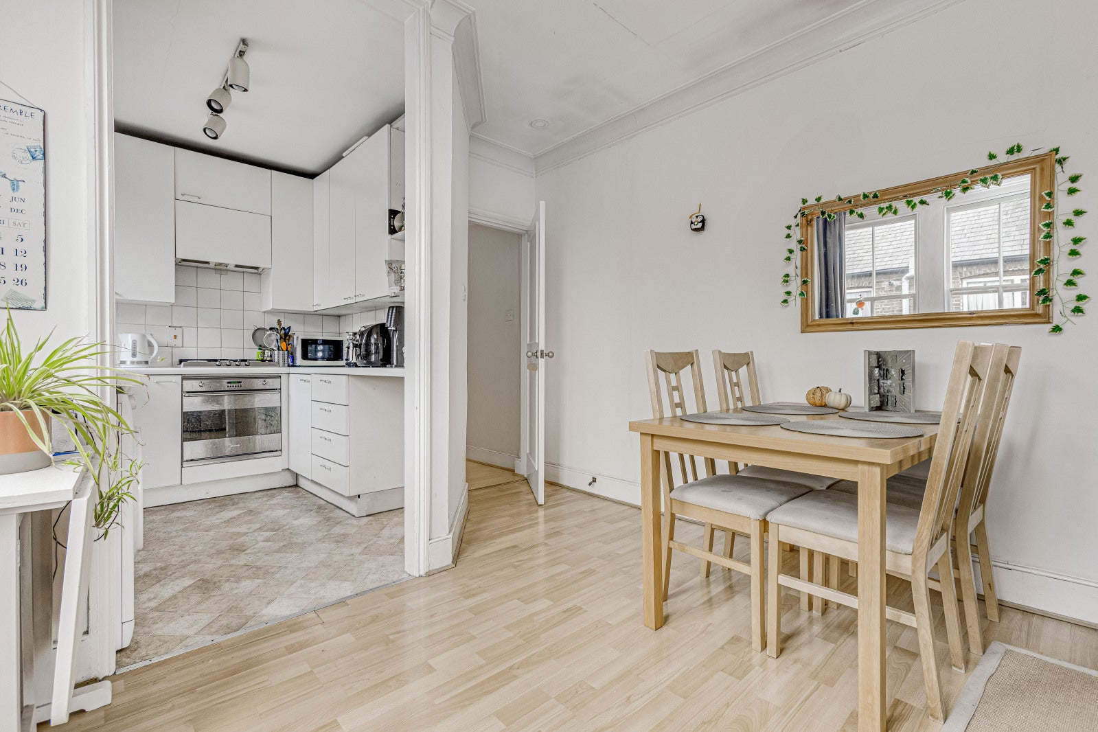Flat Queenstown Road in Greater London