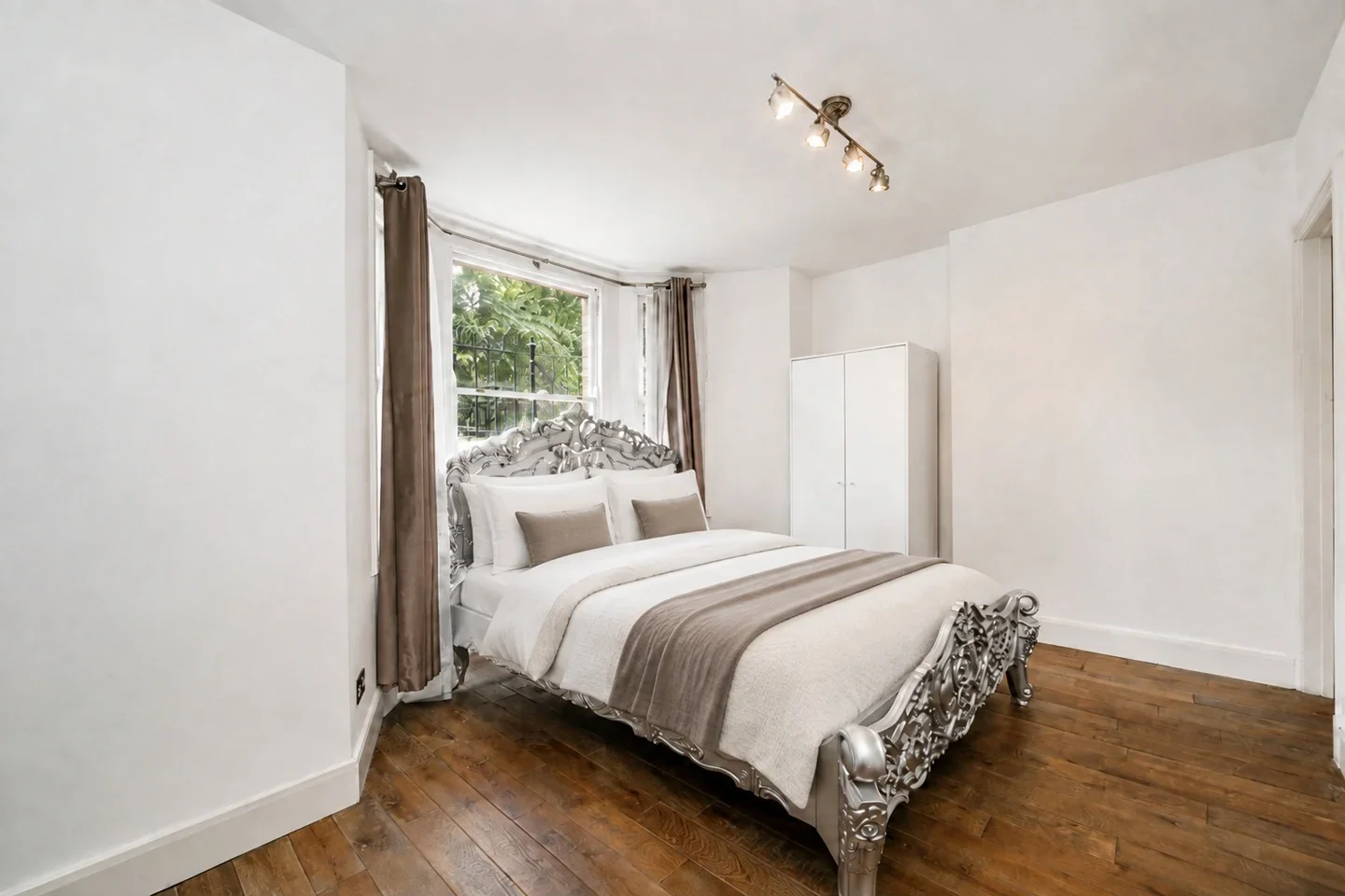 Flat Elms Road in Greater London