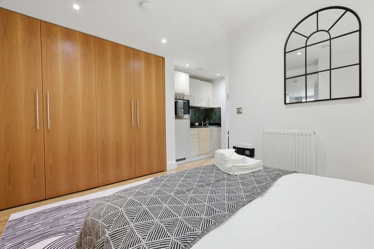 Flat Lightermans Road in Greater London