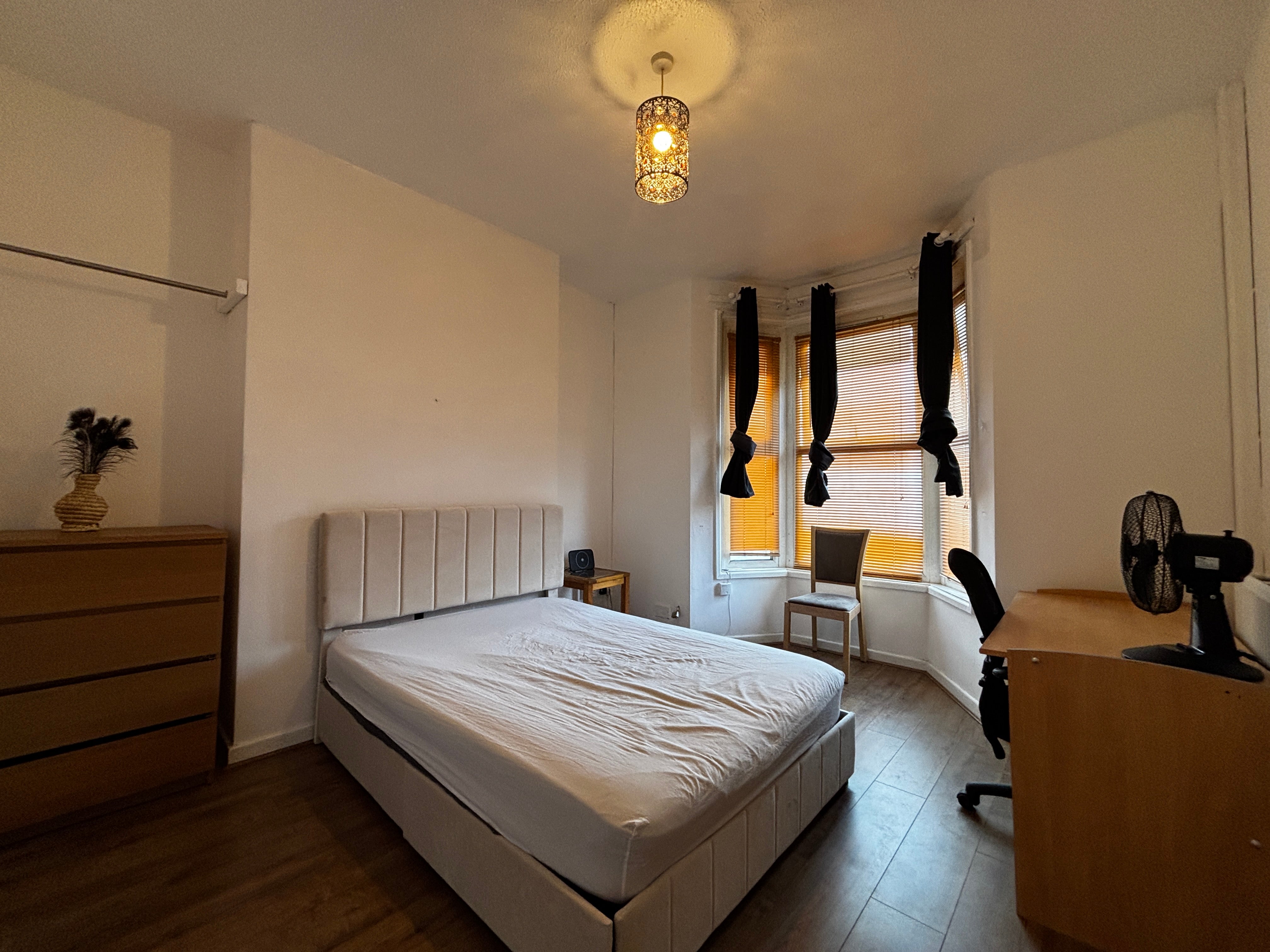 Room Drummond Road in Bristol