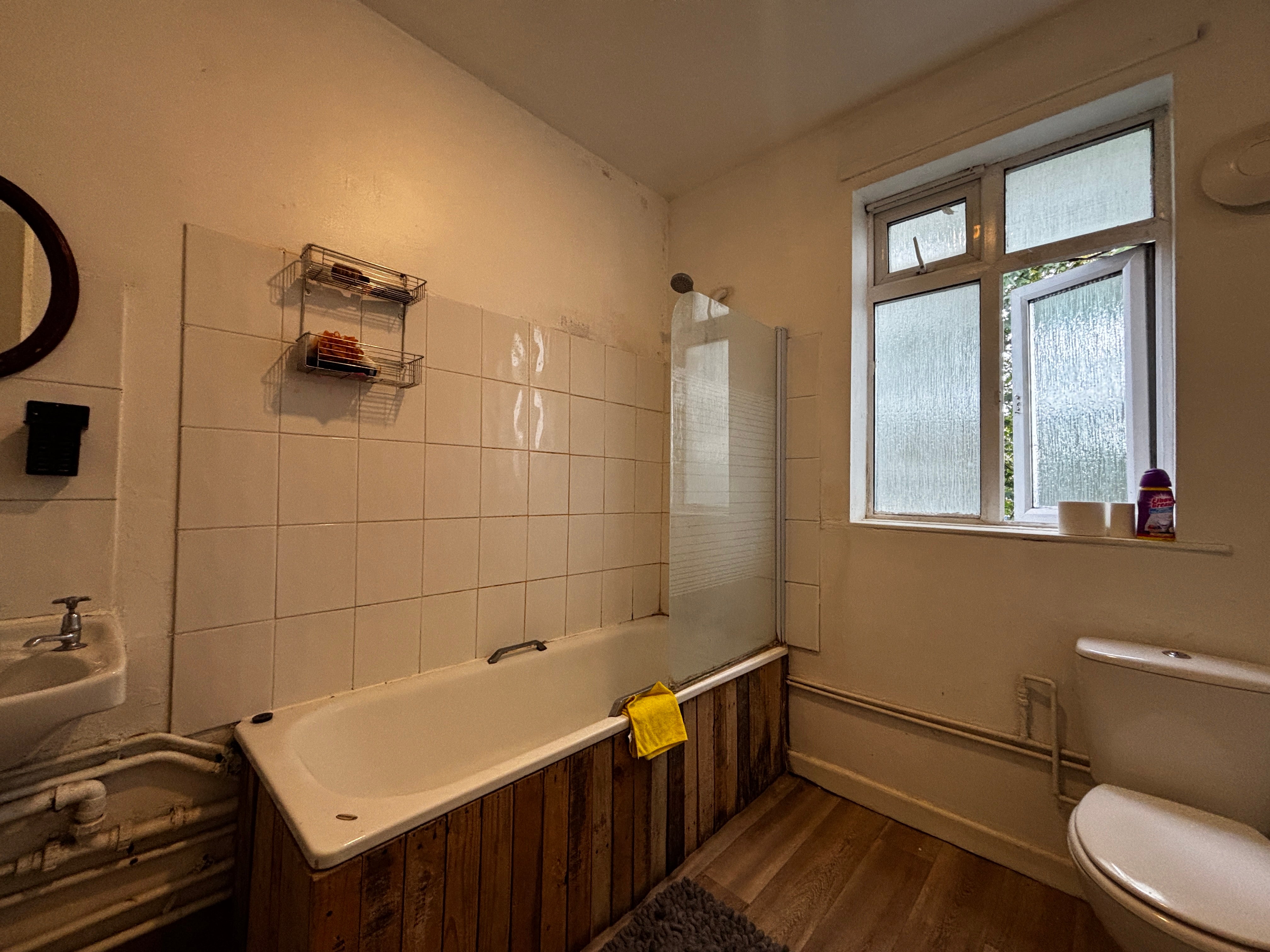 Room Drummond Road in Bristol