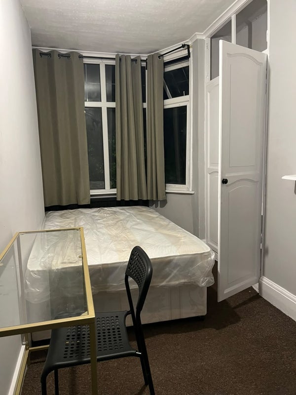 Room Forest Road in Greater London