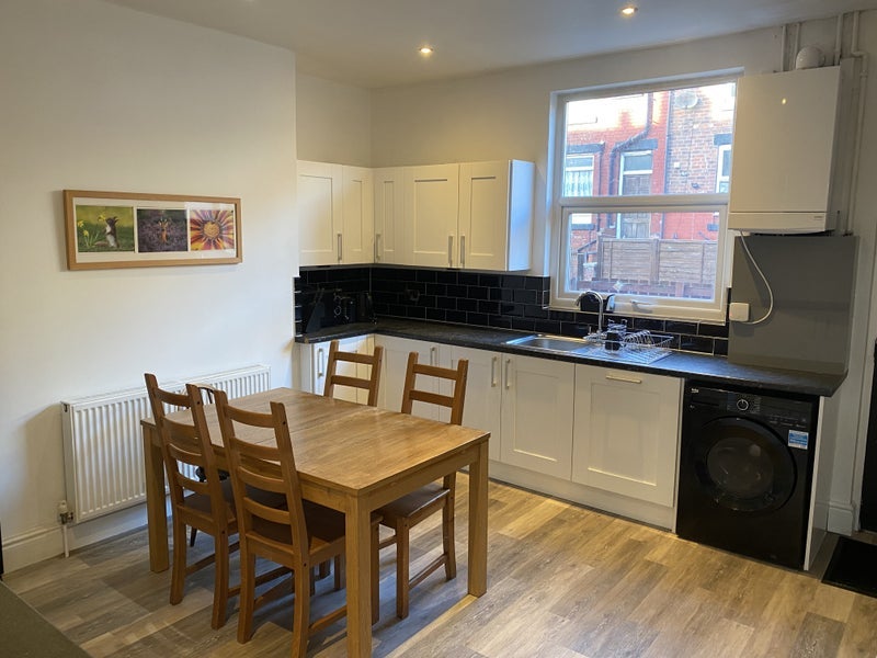 Room Back Salisbury Grove in Leeds