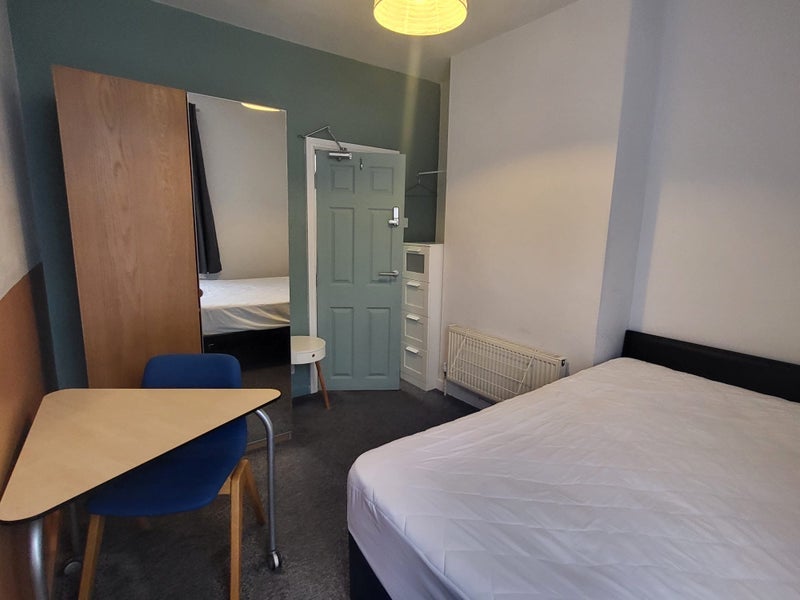 Room Back Salisbury Grove in Leeds