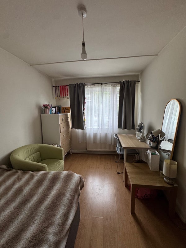 Room Wadhurst Road in Greater London