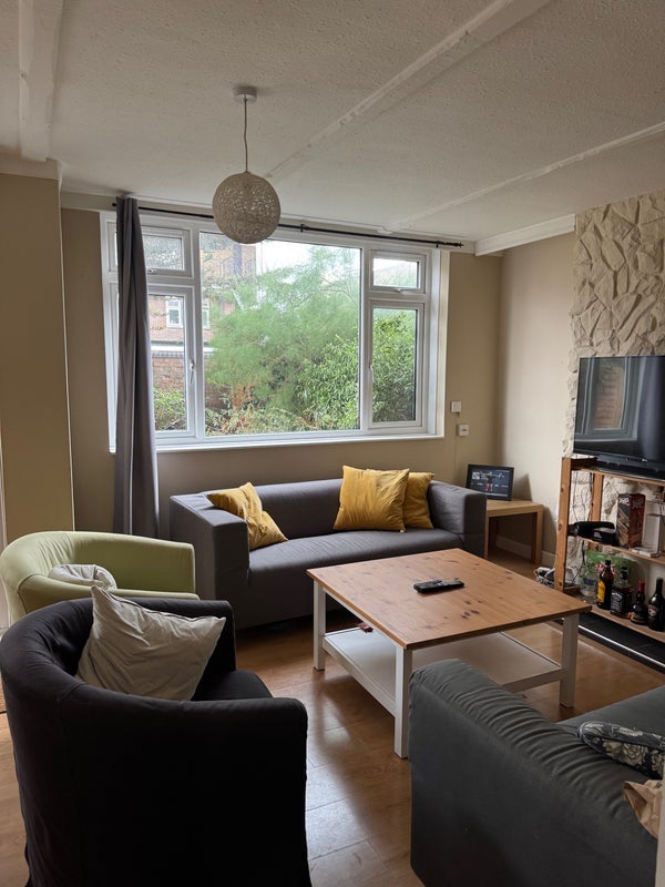 Room Wadhurst Road in Greater London