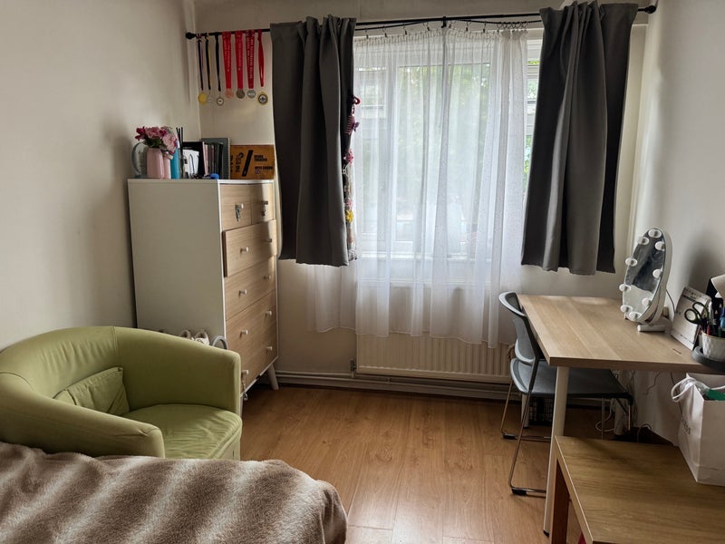 Room Wadhurst Road in Greater London
