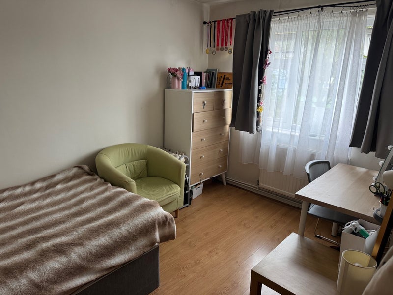 Room Wadhurst Road in Greater London