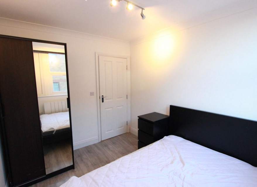 Flat Britannia Road in Greater London